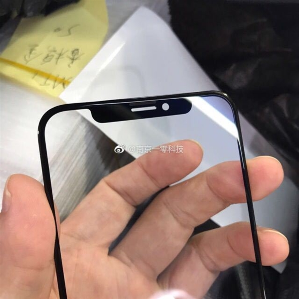 iPhone 8屏幕玻璃曝光：亮屏美如畫