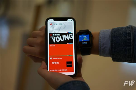 抱著四部手機坐了12次地鐵公交：刷iPhone才是最好的體驗