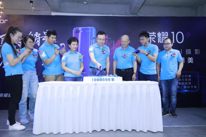 榮耀10銷量破百萬：下個月發(fā)的新旗艦將有“很嚇人的技術(shù)”